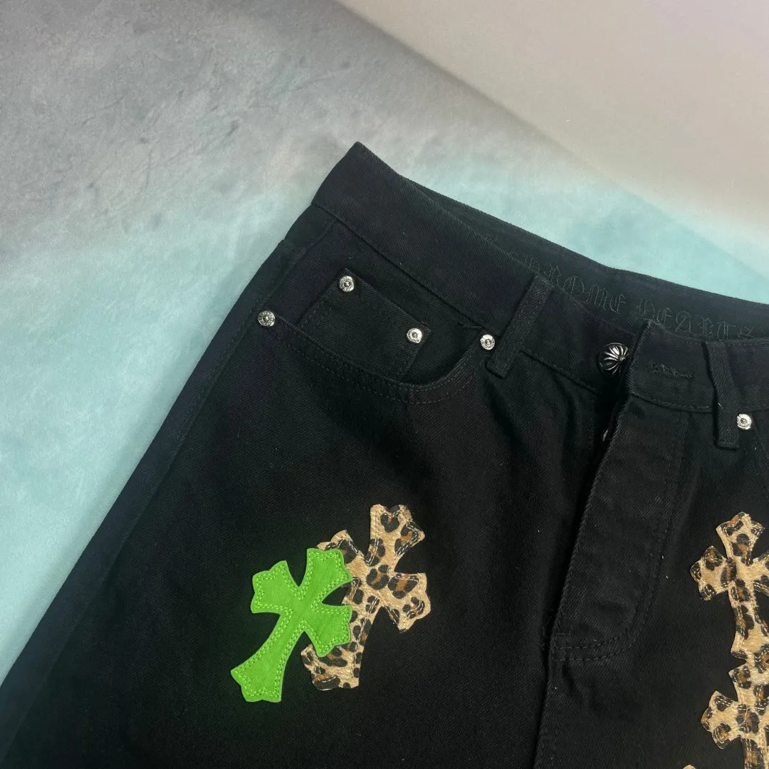 🅿️270 🔘Style No.-KL133 🔘Cro Heart𝐂𝐡𝐫𝐨𝐦𝐞 𝐇𝐞𝐚𝐫𝐭 Matty Boy Sex Records Series Limited Edition Leather Leopard High Street Workwear Jeans* [Same style as Wu Jianhao and Bian Baekhyun] Crocodile Heart CH Jeans are the pinnacle of craftsmanship. The birth of each pair of pants must first be washed and then dismantled. The craftsmen use their superb craftsmanship to cut the sheepskin into a cross shape by hand, stitch it carefully stitch by stitch, and then re-piece it together. The process is too complicated to describe. As long as you hold it in your hand, you can intuitively appreciate the top-notch texture that hits you. That kind of good-looking, no need to say much, you can know it at a glance. The fabric is made of thick beaded canvas. After heavy washing, the texture of the upper body is greatly improved, the unique texture appears naturally, and the trousers are straight, showing the wearer's ability and coolness. The whole trousers use three-dimensional cutting technology and strictly follow ergonomics. Both the visual appearance and the wearing experience are impeccable. From details to accessories, these jeans are also exquisite. The hardware is strictly customized according to the ZP original version, with high quality, strong and durable; the customized small leather label design is unique and highlights the high-end positioning of the brand. After being washed, the originally thick beaded canvas not only feels soft and skin-friendly, but also has excellent breathability, providing the wearer with all-day comfort. The pants are made of fine workmanship, and every trace is neat and detailed. From the overall design to the details, they all show a simple yet exquisite style. They are worthy of being a classic among Croxin's many items.  Size: S M L XL XXL (28.30.32.34.36) Color: Black